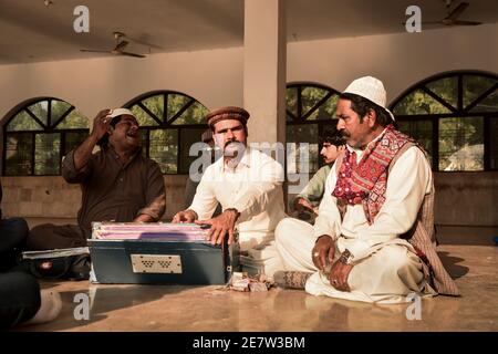 Musicisti folk pakistani che suonano dal vivo qawali al santuario di Baba Bulleh Shah Kasur, Punjab Foto Stock