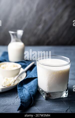 Bevanda probiotica fermentata sana fatta in casa per la digestione e la salute dell'intestino, Kefir in un vaso di vetro con grani di kefir di latte con spazio di copia Foto Stock
