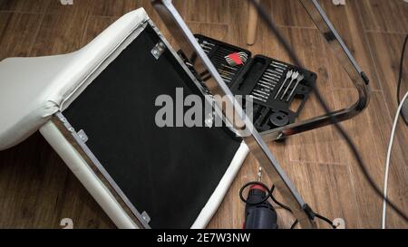 Lavorazione di mobili, utensili con mobili smontati, foratura con utensili in camera. Foto Stock