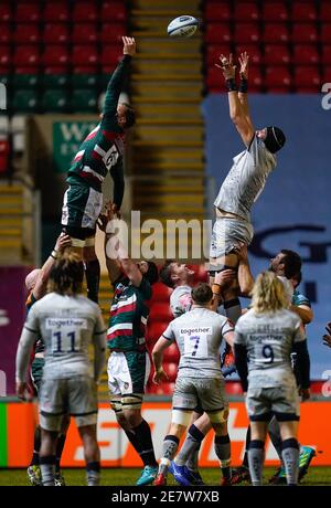 Leicester Tigers fiancher Hanro Liebenberg e vendita Sharks LOCK JP Du Preez competere a una line-out durante un Gallagher Premiership Turno 7 Rugby Union ma Foto Stock