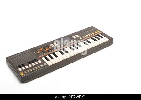 Tastiera elettronica per pianoforte isolata su sfondo bianco. Foto Stock