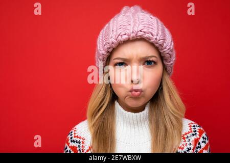 Foto closeup di bella ragazza bionda adirata divertente in piedi isolato su parete di sfondo colorato indossando tutti i giorni vestiti alla moda aspetto a Foto Stock