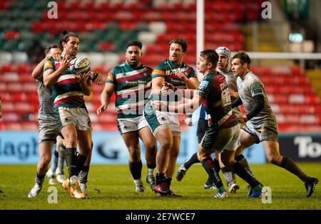 Leicester Tigers Wing Kobus Van Wyk prende un passo da Leicester Tigers centro Matías Moroni durante un Gallagher Premiership Round 7 Rugby Union matc Foto Stock