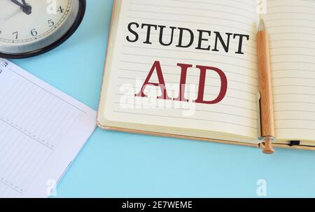 Cartello di testo che mostra Student Aid. Assistenza finanziaria per foto concettuali progettata per aiutare gli studenti a pagare la scuola Foto Stock