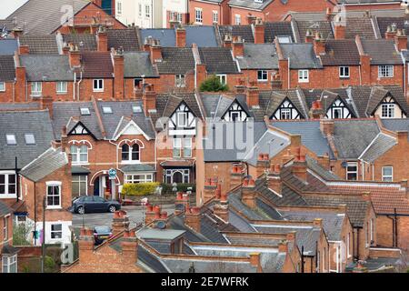 File di vecchie case a schiera suburbane in una città inglese. Warwick, Regno Unito Foto Stock