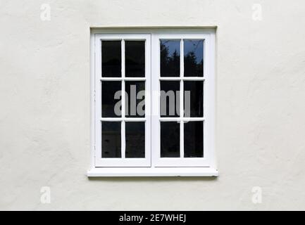 Finestre di legno e davanzale su un esterno domestico. Finestre cottage, Regno Unito Foto Stock