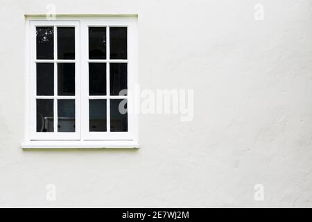 Sfondo della finestra. Legno bianco o finestre di legno su una casa nel Regno Unito. Foto Stock