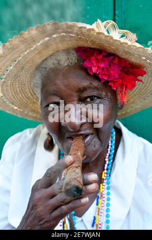 Donna anziana che fuma sigaro, l'Avana, Cuba Foto Stock