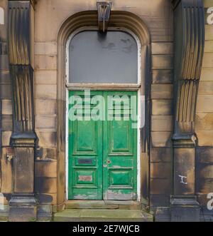 Telaio della porta vintage vittoriana ad arco e solida porta in legno vecchio Foto Stock