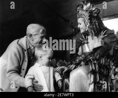 ANDRE MORELL sul set candid con suo figlio JASON visitando URSULA ANDRESS in costume come Ayesha om set candid durante le riprese DI LEI 1965 regista ROBERT DAY basato sul romanzo di H. Rider Haggard Hammer Films / Warner - Pathe Distributori Foto Stock