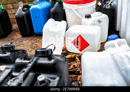 Contenitori in plastica contenenti rifiuti chimici provenienti dai laboratori Foto Stock