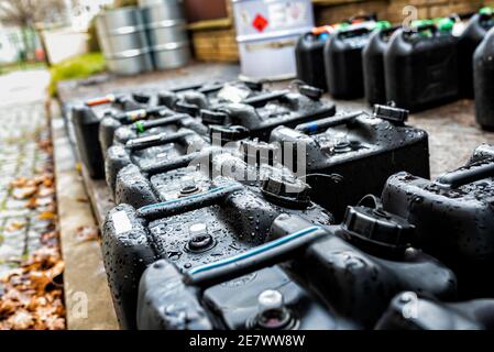 Contenitori in plastica contenenti rifiuti chimici provenienti dai laboratori Foto Stock