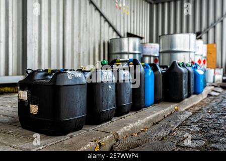 Contenitori in plastica contenenti rifiuti chimici provenienti dai laboratori Foto Stock