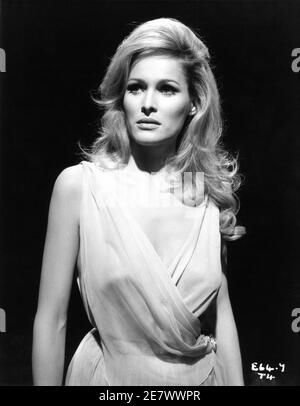 URSULA ANDRESS Pubblicità Ritratto come Ayesha in LEI 1965 regista ROBERT GIORNO basato sul romanzo di H. Rider Haggard Hammer Films / Warner - Pathe Distributori Foto Stock