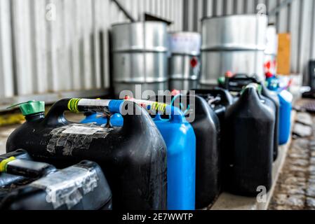 Contenitori in plastica contenenti rifiuti chimici provenienti dai laboratori Foto Stock