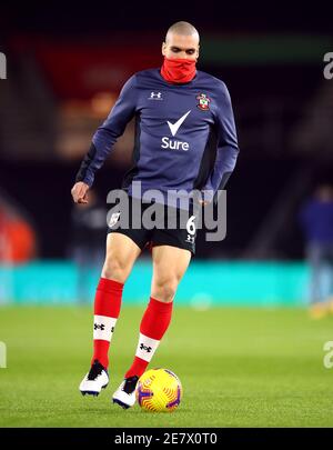 Oriol Romeu di Southampton si riscalda prima della partita della Premier League al St Mary's Stadium di Southampton. Data immagine: Sabato 30 gennaio 2021. Foto Stock