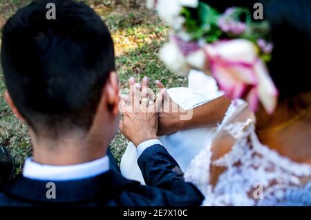 Inquadratura ad alto angolo di una sposa e di uno sposo con anelli durante un matrimonio Foto Stock