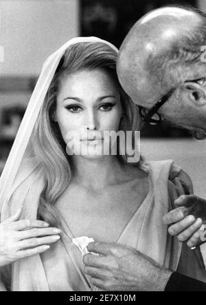 URSULA ANDRESS in costume come Ayesha sul set candid con l'artista di Make Up JOHN o'GORMAN durante le riprese di LEI 1965 regista ROBERT DAY basato sul romanzo di H. Rider Haggard Hammer Films / Warner - Pathe Distributori Foto Stock