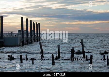 Tramonto spettacolare con nuvole di circo presso la Sandy Hook Bay molo dei traghetti -50 Foto Stock