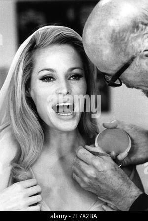 URSULA ANDRESS in costume come Ayesha sul set candid con l'artista di Make Up JOHN o'GORMAN durante le riprese di LEI 1965 regista ROBERT DAY basato sul romanzo di H. Rider Haggard Hammer Films / Warner - Pathe Distributori Foto Stock