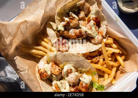 Tacos di pesce fresco e gamberi con patatine fritte. Foto Stock