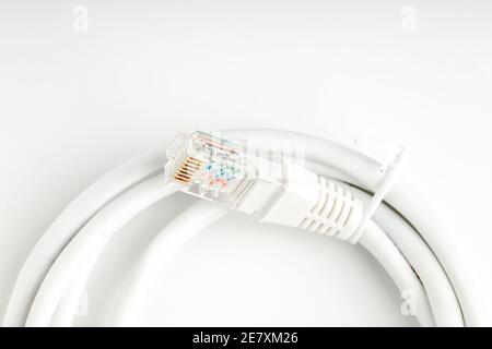 un cavo ethernet bianco. tecnologia internet e concetto di rete. vista dall'alto Foto Stock