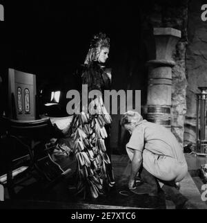 URSULA ANDRESS come Ayesha e JOHN RICHARDSON su set candid durante le riprese DI LEI 1965 regista ROBERT DAY basato sul romanzo di H. Rider Haggard costume Carl Toms Hammer Films / Warner - Pathe Distributori Foto Stock