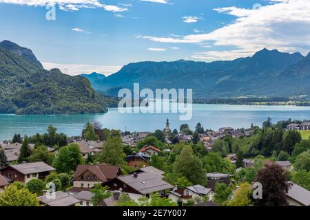 Vista a Sankt Gilgen am Austrian Wolfgangsee circondato da montagne Foto Stock