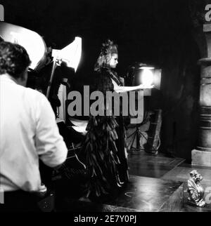 URSULA ANDRESS come Ayesha sul set candid durante le riprese di LEI 1965 regista ROBERT DAY basato sul romanzo di H. Rider Haggard costume Carl Toms Hammer Films / Warner - Pathe Distributori Foto Stock