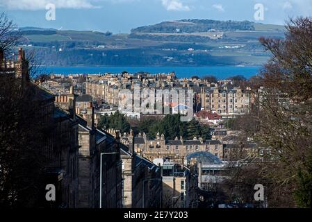 Vista da Dundas Street a Canonmills e Goldenacre a Edimburgo e attraverso il Firth of Forth fino a Fife. Scozia, Regno Unito. Foto Stock