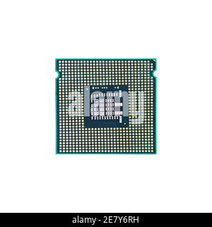 CPU del computer isolata su sfondo bianco. Hardware del desktop. Unità di elaborazione centrale primo piano macro. Concetto di tecnologie Foto Stock