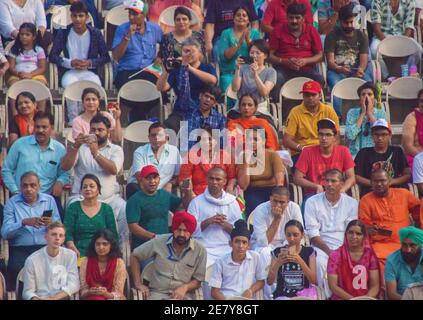 Spettatori indiani alla cerimonia della bandiera Attari-Wagah, Wagah, Rajasthan, India Foto Stock