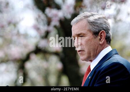 Il presidente George W. Bush presenta il Trofeo del Comandante in Capo alla squadra di calcio della U.S. Naval Academy alla Casa Bianca, nel Rose Garden Aprile 02 2007 a Washington DC, USA. Foto di Olivier Douliery/ABACAPRESS.COM Foto Stock