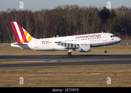Germanwings Airbus A319-100 con registrazione D-AKNU al decollo sulla pista 33 dell'aeroporto di Amburgo. Foto Stock
