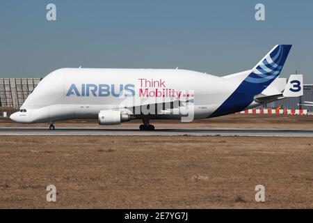Airbus A300-600ST Beluga con registrazione F-GSTC presso l'aeroporto Finkenwerder di Amburgo (impianto Airbus). Foto Stock