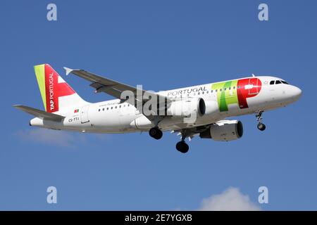 TOCCA Air Portugal Airbus A319-100 con registrazione CS-TTJ in finale per la pista 05 dell'aeroporto di Amburgo. Foto Stock