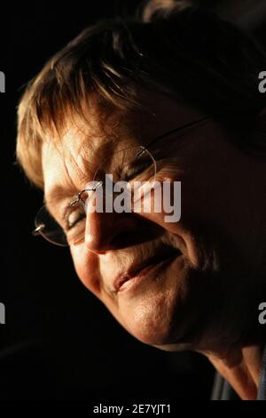 Il candidato presidenziale comunista Marie-George buffet incontra l'associazione gay 'Transphobie, Lesbophobie e homophobie' all'Unity Bar, Parigi. Francia 5 aprile 2007. Foto di Mehdi Taamallah/ABACAPRESS.COM Foto Stock