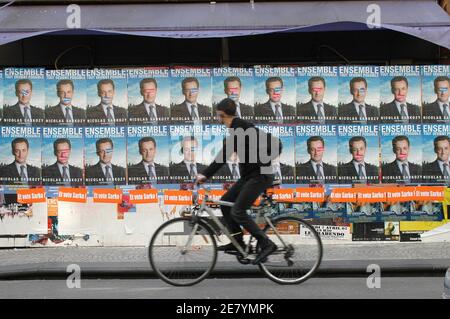 Due settimane prima delle elezioni presidenziali, le mura di Parigi e i posti ufficiali sono coperti con i manifesti dei 12 candidati qualificati per il primo turno. Foto scattata a Parigi, Francia il 9 aprile 2007. Foto di Alain Apaydin/ABACAPRESS.COM Foto Stock