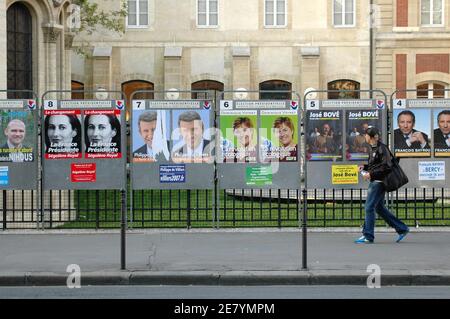 Due settimane prima delle elezioni presidenziali, le mura e i funzionari di Parigi sono coperti con i manifesti dei 12 candidati qualificati per il primo turno. Foto scattata a Parigi, Francia il 9 aprile 2007. Foto di Alain Apaydin/ABACAPRESS.COM Foto Stock