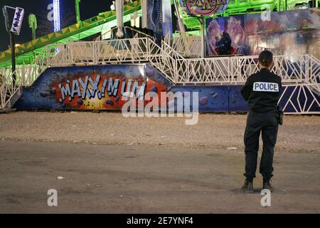 Il giorno seguente della morte di un poliziotto presso l'attrazione della fiera chiamata 'Maxximum', la presenza della polizia è rafforzata presso il 'Foire du Trone', a Parigi, il 10 aprile 2007. Foto di Thibault Camus/ABACAPRESS.COM Foto Stock