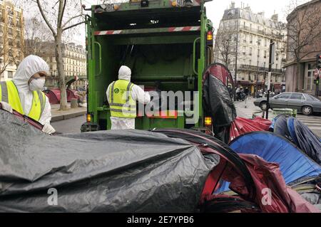 Tende per i senzatetto sono gettati in un camion di spazzatura dai dipendenti della città al Canal Saint Martin a Parigi, Francia il 23 febbraio 2007. L'associazione francese Enfants de Don Quichotte (figli di Don Quichotte) ha istituito le tende il 17 dicembre 2006 per richiamare l'attenzione sulla necessità di soluzioni di alloggio a lungo termine per i senzatetto della città. Foto di Jules Motte/ABACAPRESS.COM Foto Stock