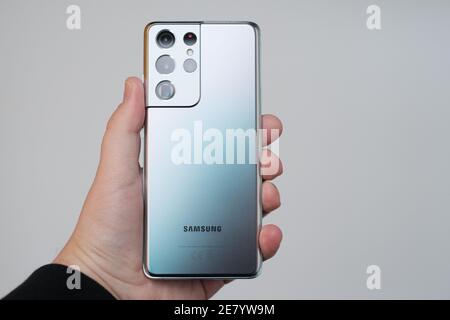 RIGA, GENNAIO 2021 - gli smartphone Samsung Galaxy S21 e S21 Ultra appena lanciati vengono displayed per scopi editoriali. Foto Stock