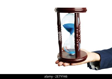 la persona tiene in mano clessidra con sabbia blu. simbolo del tempo. copia spazio. isolato su sfondo bianco Foto Stock