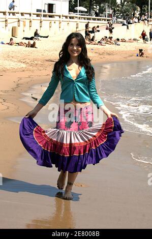 Natalia Oreiro si pone per una fotocellula durante il festival televisivo MIP a Cannes, Costa Azzurra, Francia, il 18 aprile 2007. Foto di Giancarlo Gorassini/ABACAPRESS.COM Foto Stock