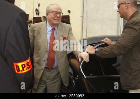 Fronte il leader nazionale e candidato presidenziale Jean-Marie le Pen arriva a tenere una conferenza stampa a Henin-Beaumont, nel nord della Francia, il 17 aprile 2007. Foto di Thierry Orban/ABACAPRESS.COM Foto Stock