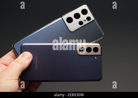RIGA, GENNAIO 2021 - gli smartphone Samsung Galaxy S21 e S21 Ultra appena lanciati vengono displayed per scopi editoriali. Foto Stock