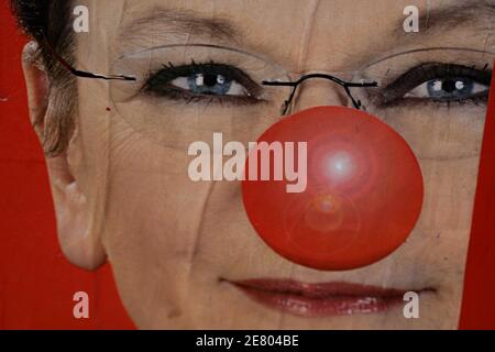 Poster della campagna presidenziale con naso rosso a Parigi, Francia, il 19 aprile 2007. Qui è raffigurata la candidata presidenziale comunista Marie-George buffet. Foto di Thierry Orban/ABACAPRESS.COM Foto Stock