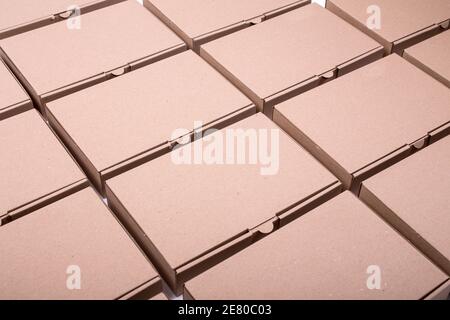 Set di scatole di cartone marrone Craft in file, sfondo Foto Stock