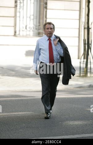 Il leader dell'UDF Francois Bayrou, giunto al terzo posto nel 22 aprile il primo turno di multi-candidato con il 18.57% dei voti, lascia la sua sede a Parigi, in Francia, il 27 aprile 2007. Foto di Corentin Fohlen/ABACAPRESS.COM Foto Stock