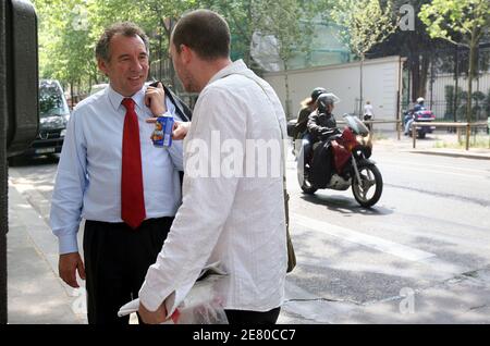 Il leader dell'UDF Francois Bayrou, giunto al terzo posto nel 22 aprile il primo turno di multi-candidato con il 18.57% dei voti, lascia la sua sede a Parigi, in Francia, il 27 aprile 2007. Foto di Corentin Fohlen/ABACAPRESS.COM Foto Stock